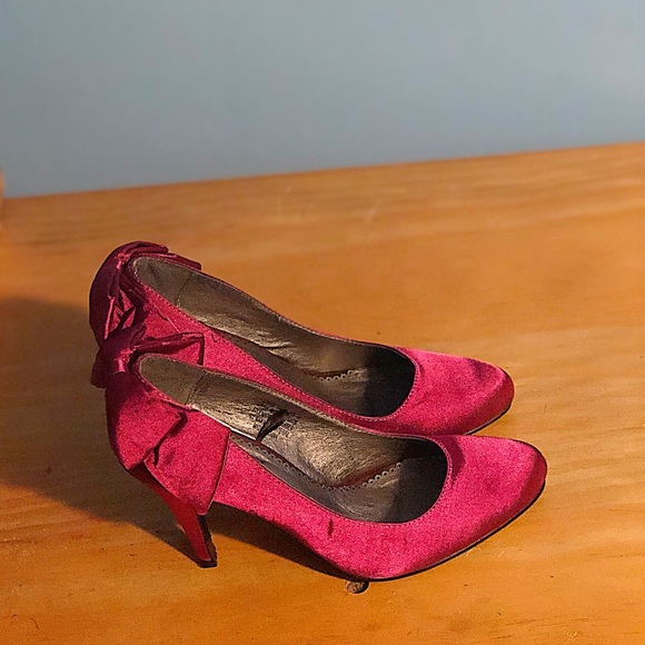 Closed toe bow heels - Picture 2 of 5